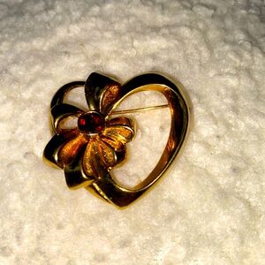 Elegant Gold Heart Brooch‎ with Red Gem